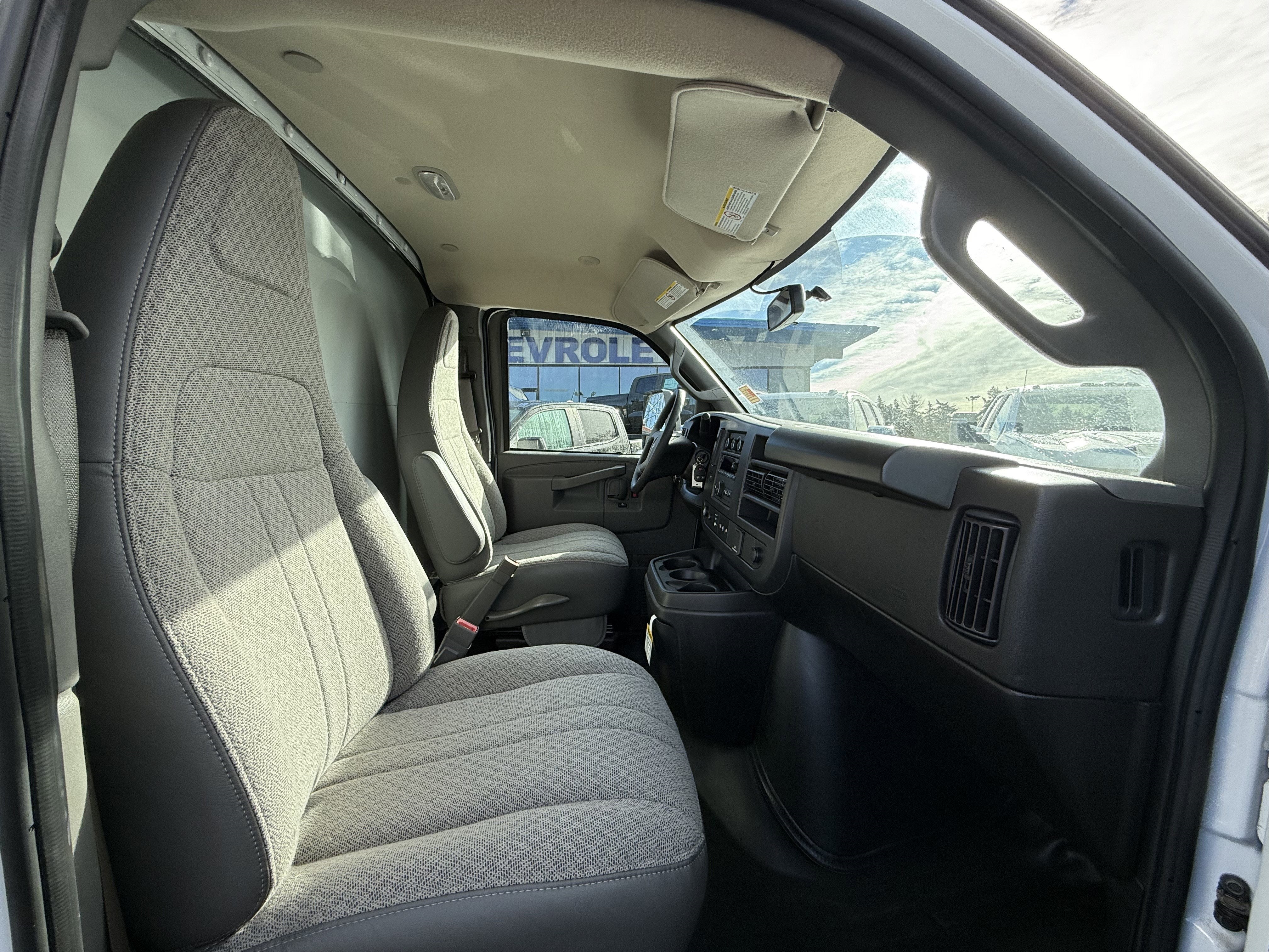 2024 Chevrolet Express Cutaway 3500 1WT