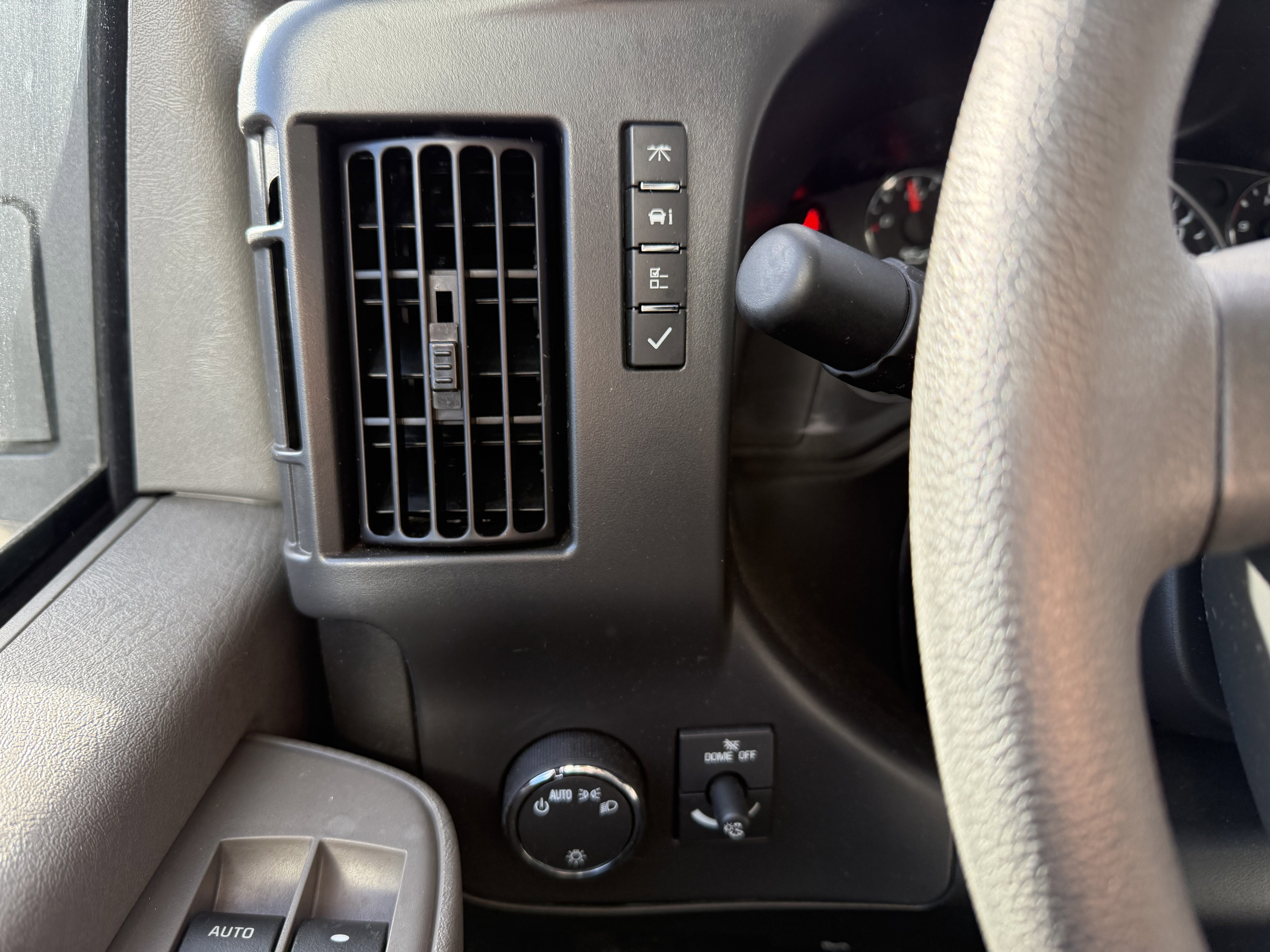 2024 Chevrolet Express Cutaway 3500 1WT