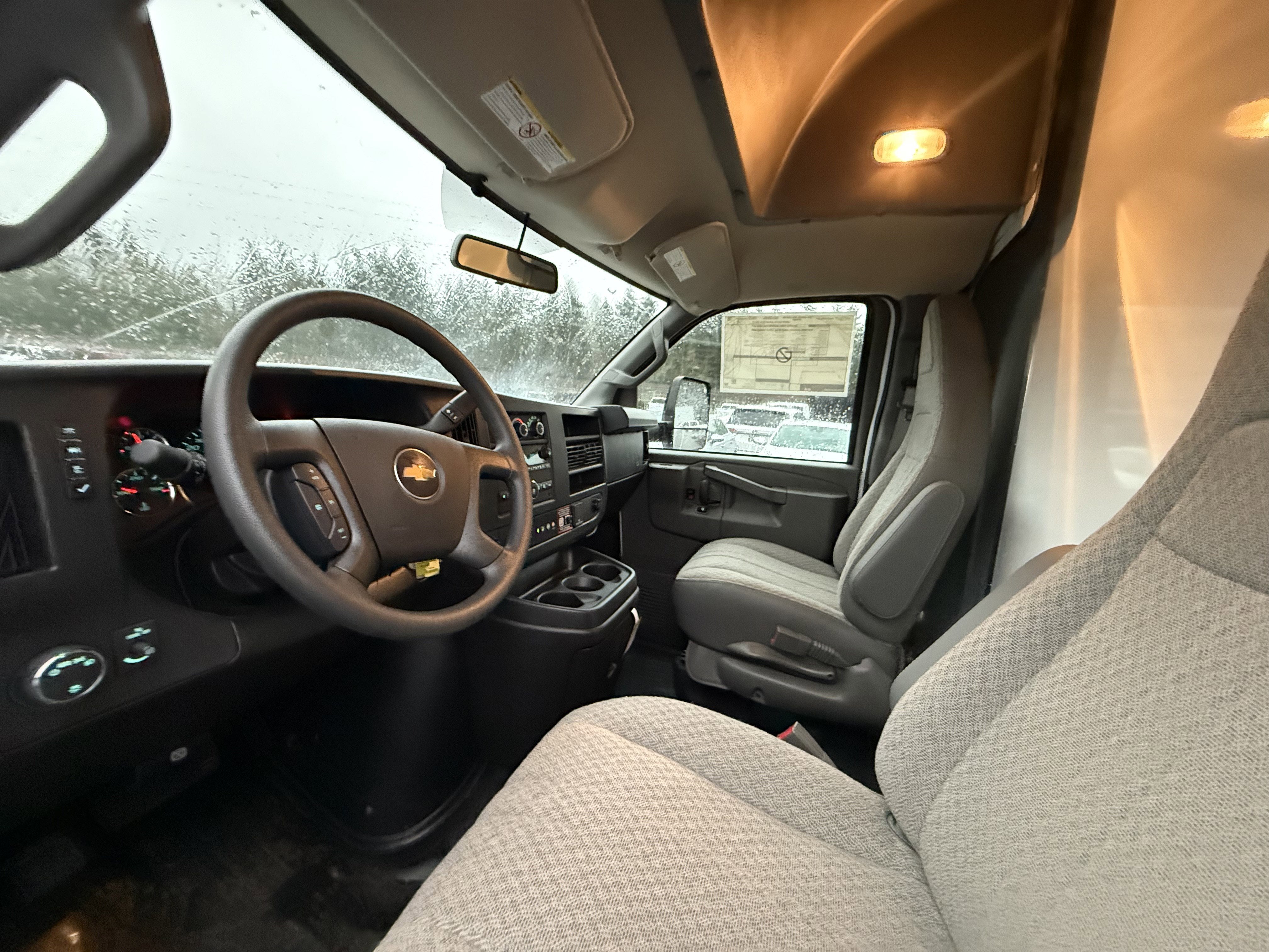 2025 Chevrolet Express Cutaway 3500 1WT