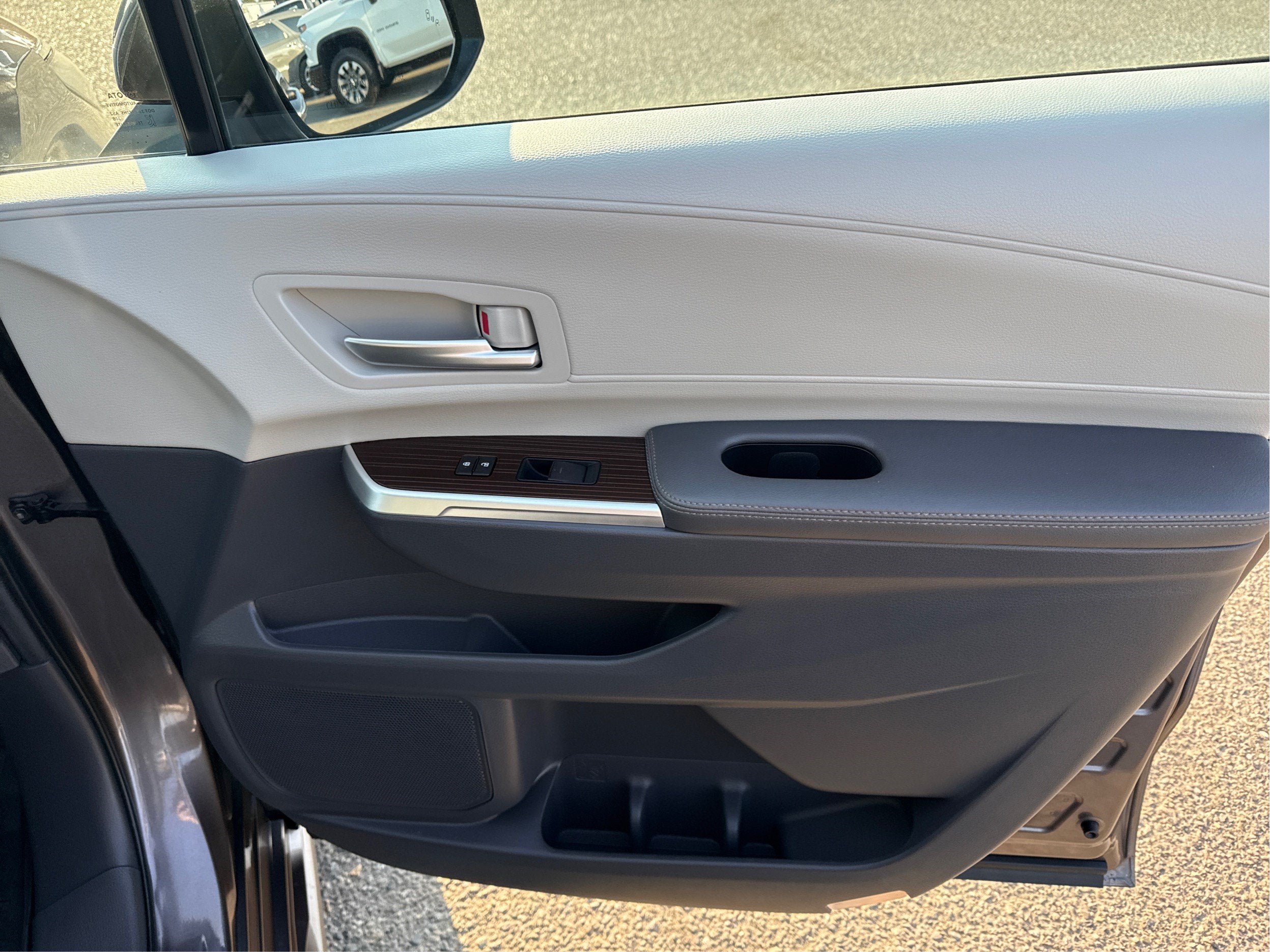 2024 Toyota Sienna LE