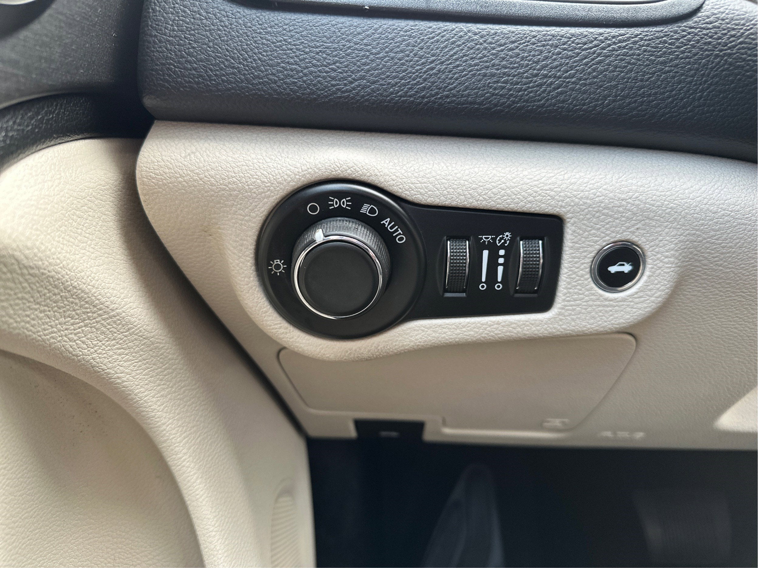 2016 Chrysler 200 LX