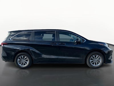 2022 Toyota Sienna LE