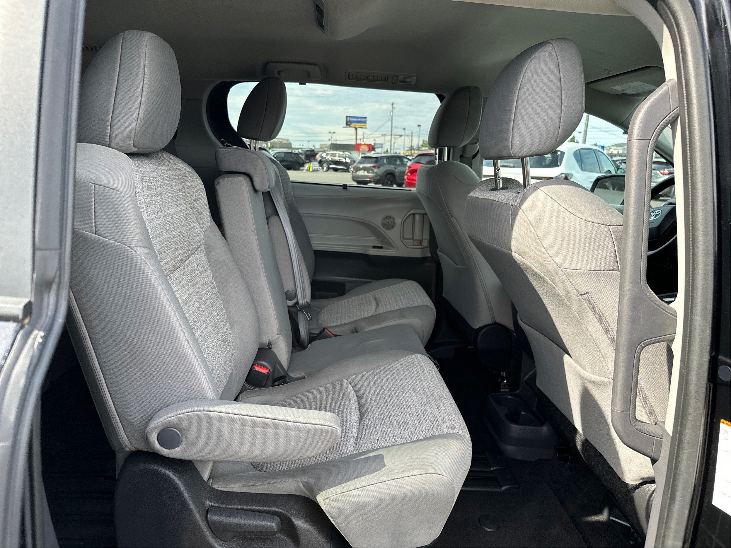 2022 Toyota Sienna LE